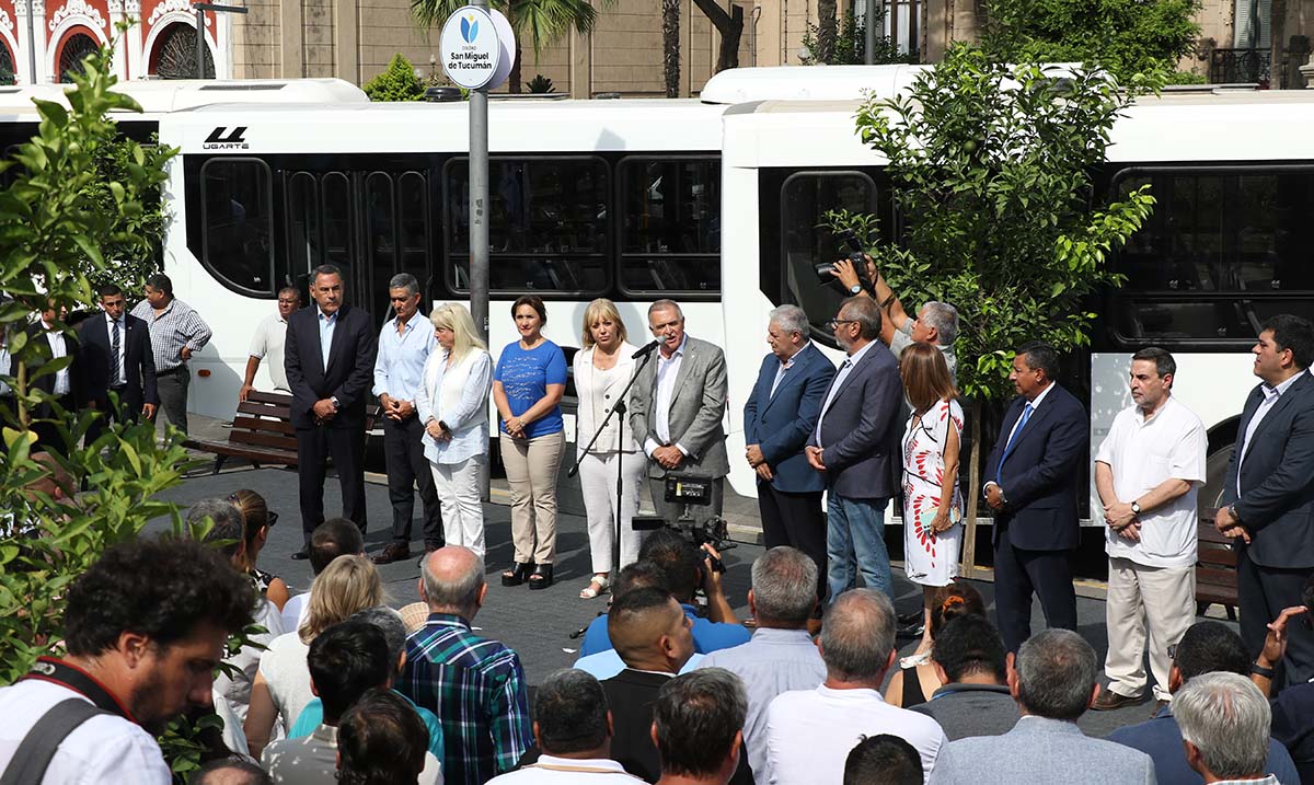 Medina Ruiz participó de la entrega de 28 nuevos colectivos para