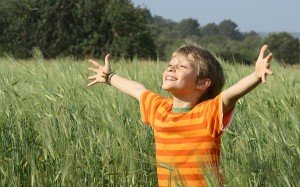 happy_smiling_child_hand-1440x900