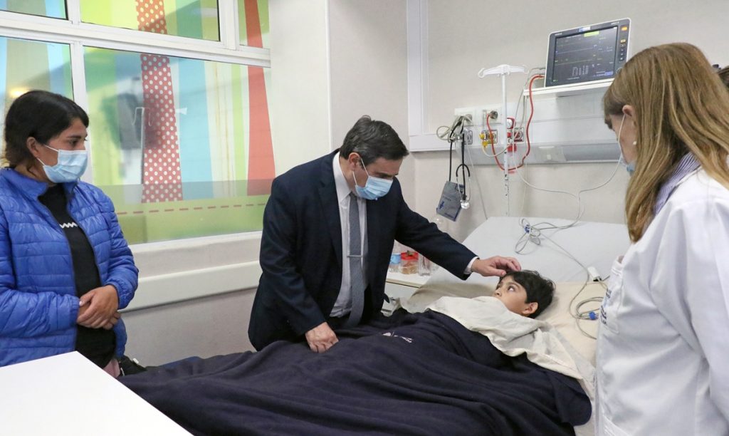 Medina Ruiz visitó al niño catamarqueño que fue trasladado en helicóptero y operado de urgencia en Tucumán