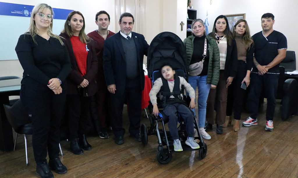 El Ministerio de Salud entregó una silla postural a Mía, una niña con una enfermedad poco frecuente El Ministerio de Salud entregó una silla postural a Mía, una niña con una enfermedad poco frecuente