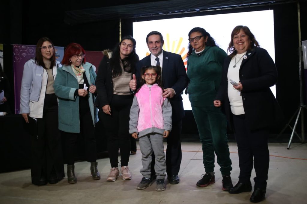 El Ministerio de Salud entregó anteojos a vecinos de Banda del Río Salí El Ministerio de Salud entregó anteojos a vecinos de Banda del Río Salí