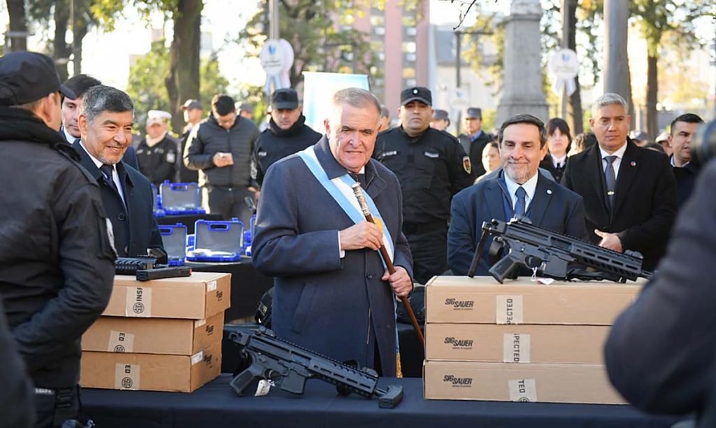 Salud participó de un acto donde entregaron equipamientos, armamentos y elementos de protección balística al personal policial