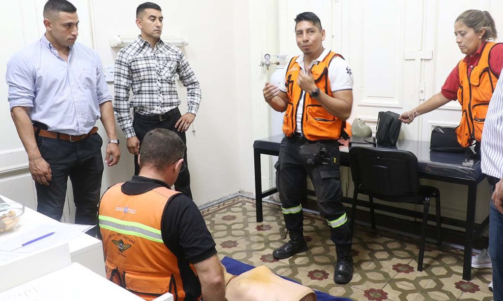Salud capacitó a empleados públicos en primeros auxilios, RCP y uso de DEA en Casa de Gobierno