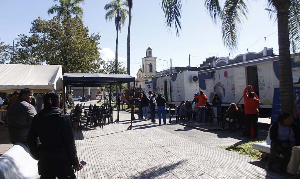 El Hospital Móvil brinda atención integral en la plaza principal de Simoca durante toda la semana