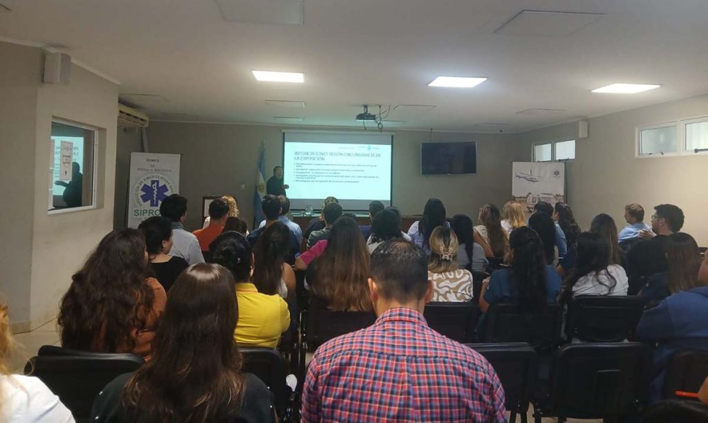 Capacitan en toxicología y salud mental para fortalecer la atención telefónica en emergencias