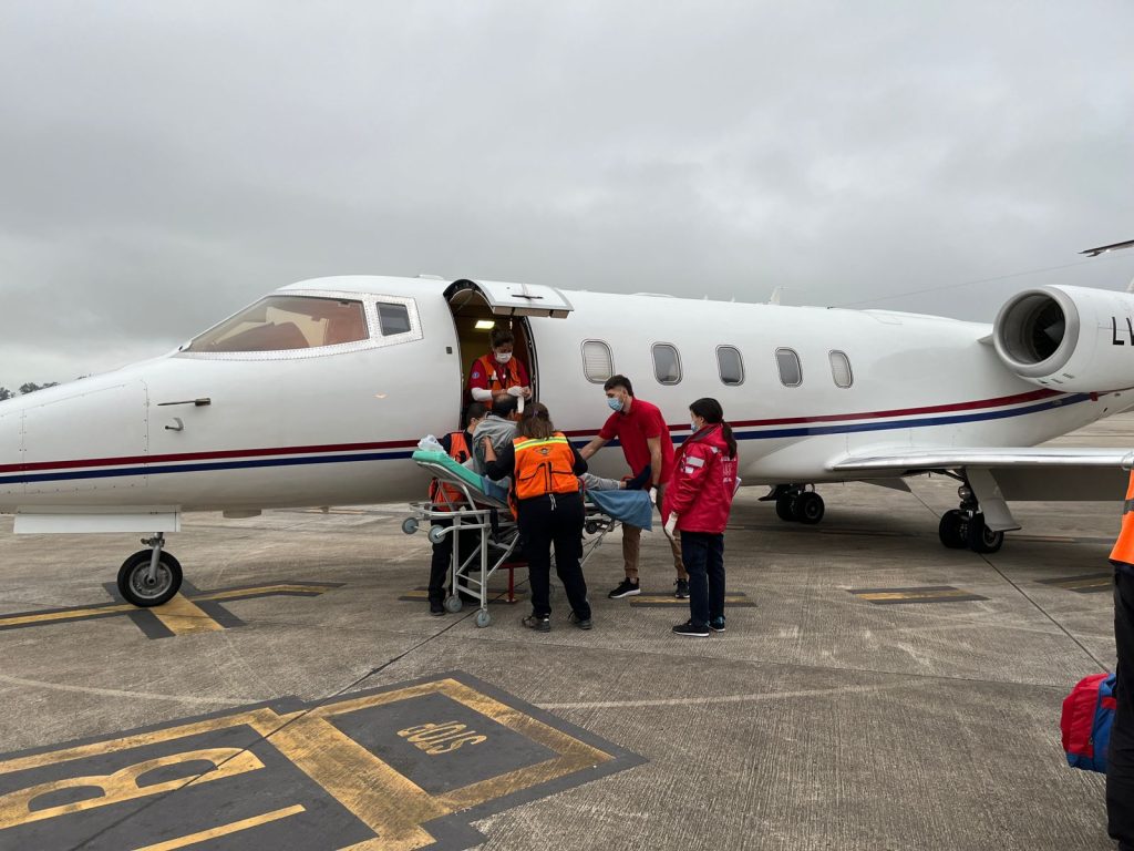 El avión sanitario trasladó a un paciente de 52 años hacia Buenos Aires y regresó con un adolescente tucumano de 14 años