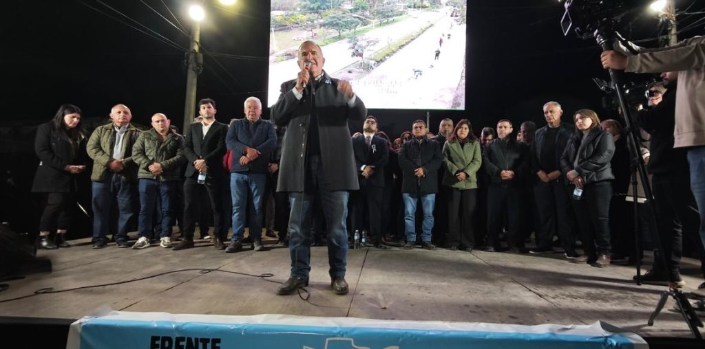 El ministro Medina Ruiz acompañó al gobernador Jaldo en la inauguración de obras de iluminación y pavimento
