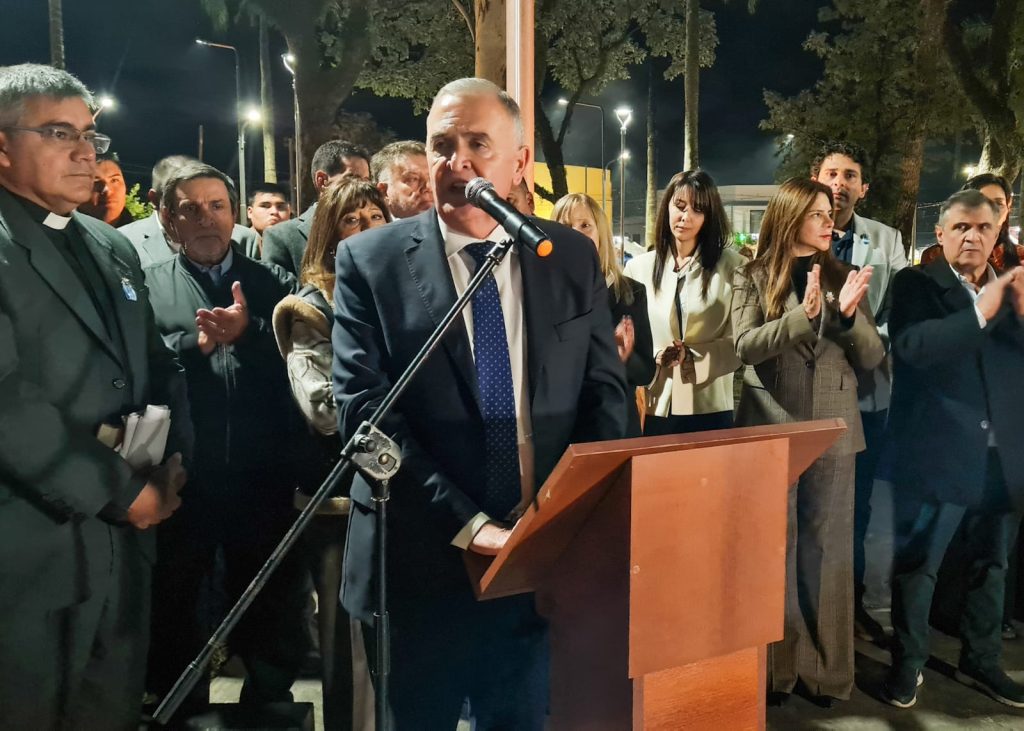 El ministro Medina Ruiz acompañó al gobernador Jaldo en la inauguración de obras en la plaza y luces en la Iglesia Fundacional