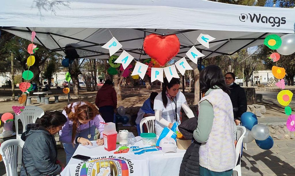 El Ministerio de Salud salió a la plaza de Amaicha del Valle e impulsó controles preventivos y vacunación con el programa “Palpitar”