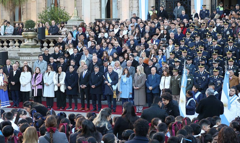 Medina Ruiz acompañó a Jaldo en la promesa a la Bandera de más de 3.000 escolares y cadetes