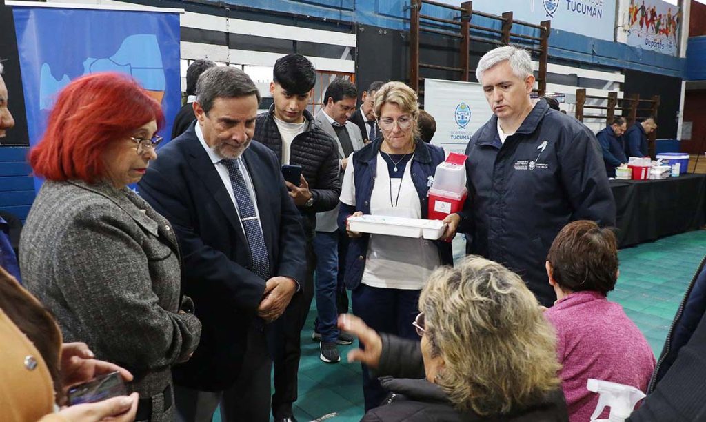 Salud Pública acompaña la entrega del boleto gratuito a jubilados con vacunación y controles preventivos