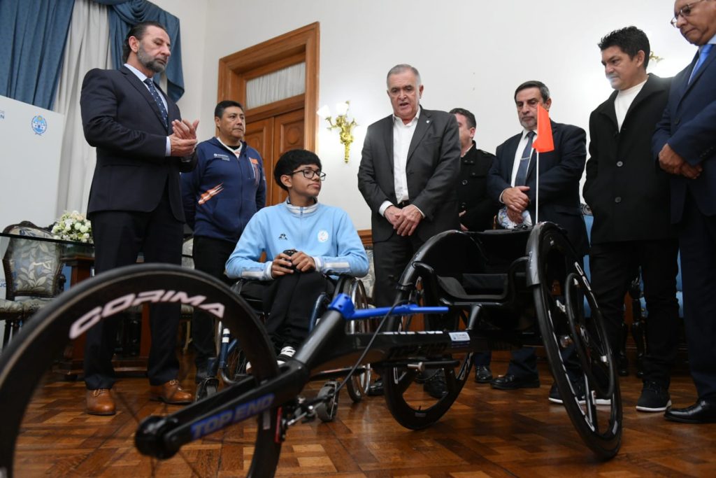 Jaldo realizó la entrega de silla de ruedas deportiva a un atleta paralímpico tucumano de la Selección Argentina