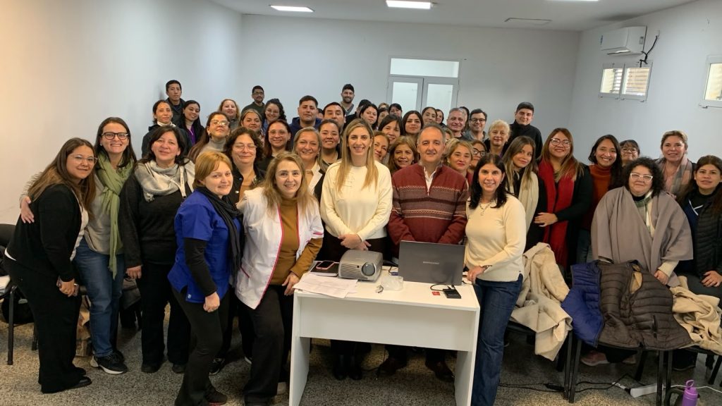 Salud capacita a personal administrativo y técnico en nivelación de Farmacia Oficial