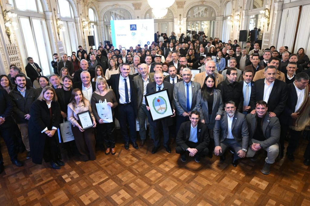 Salud participó de la entrega de certificaciones de Marca Tucumán que realizó el Gobierno