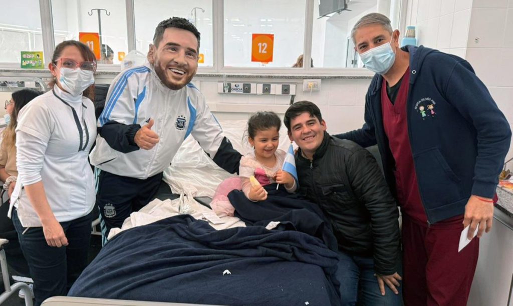 El «Messi» del Ministerio de Salud llevó sonrisas y esperanza a los niños del Hospital del Niño Jesús