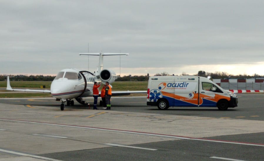 Una adolescente fue derivada en avión sanitario a un centro de trasplante para continuar con su tratamiento