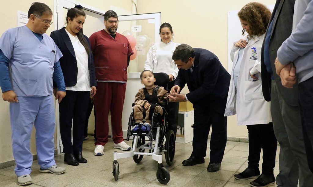Felipe recibió una silla postural que mejorará su calidad de vida y acompañará su rehabilitación