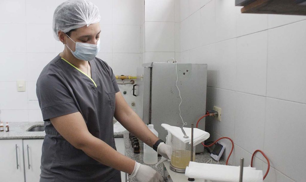 El Laboratorio de Farmacotecnia del Hospital Avellaneda elabora medicamentos específicos para garantizar tratamientos seguros y de calidad