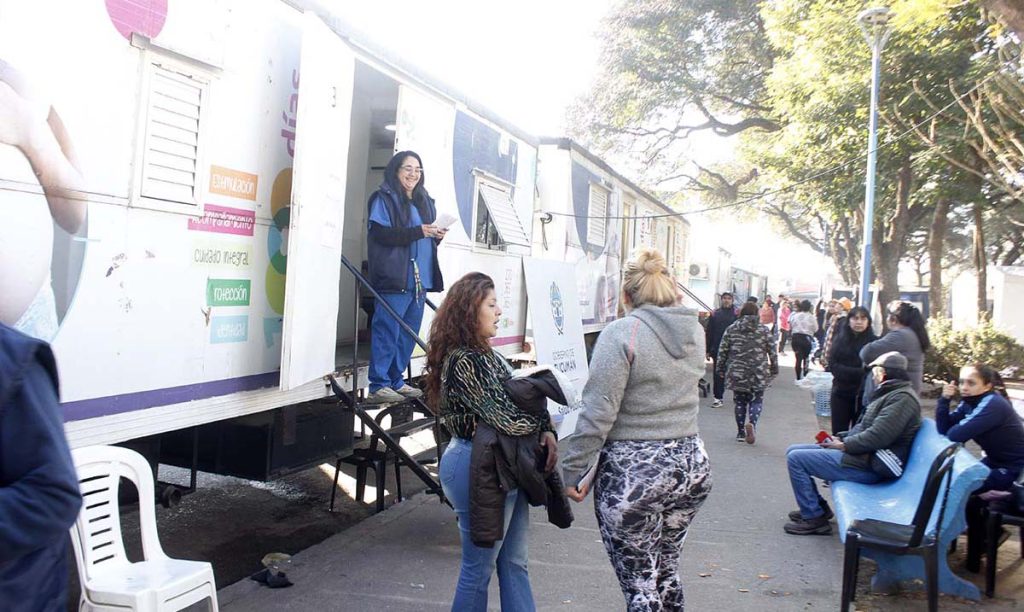 El Hospital Móvil acerca atención integral a los vecinos en Plaza Lola Mora