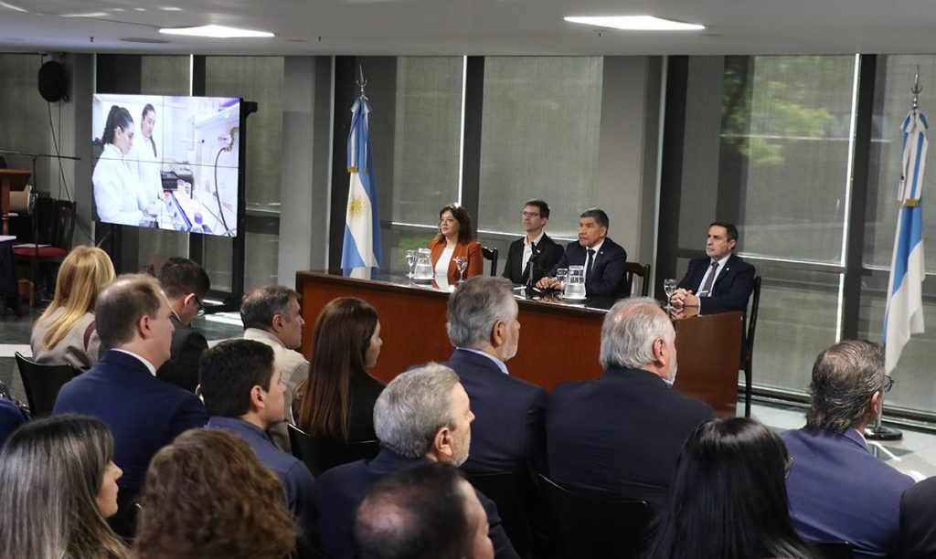 Medina Ruiz participó del acto por el “50 Aniversario del CERELA” en la Legislatura.