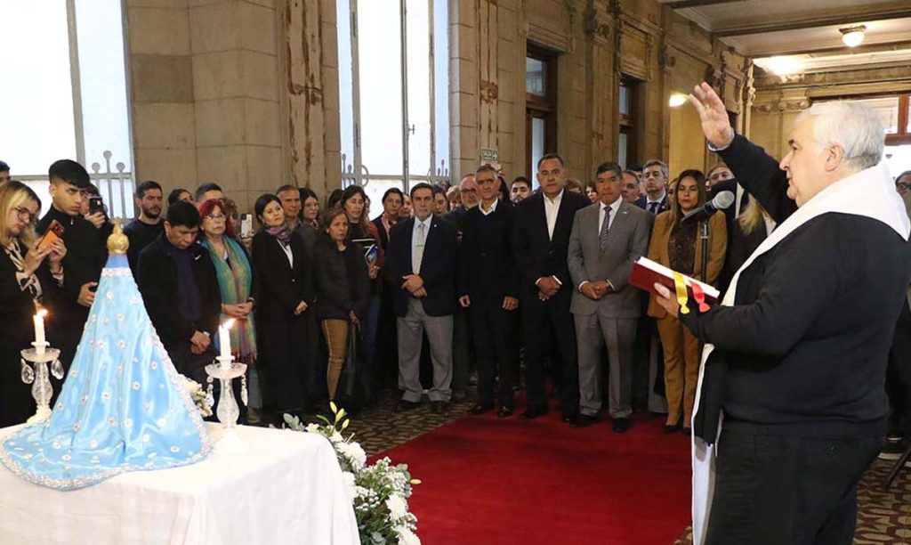 Medina Ruiz acompañó a Acevedo durante la visita del Arzobispo Carlos Sánchez