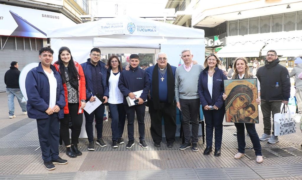 Se realizó una importante jornada de vacunación en la peatonal de Mendoza y Muñecas