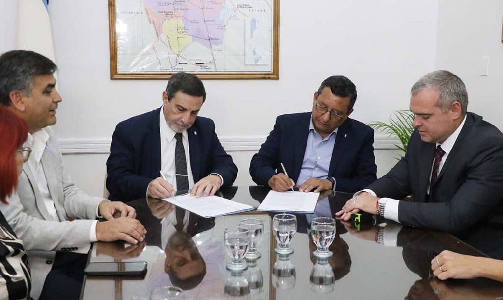 Los Ministerios de Salud e Interior firman convenio para la construcción de una policlínica en Cebil Redondo