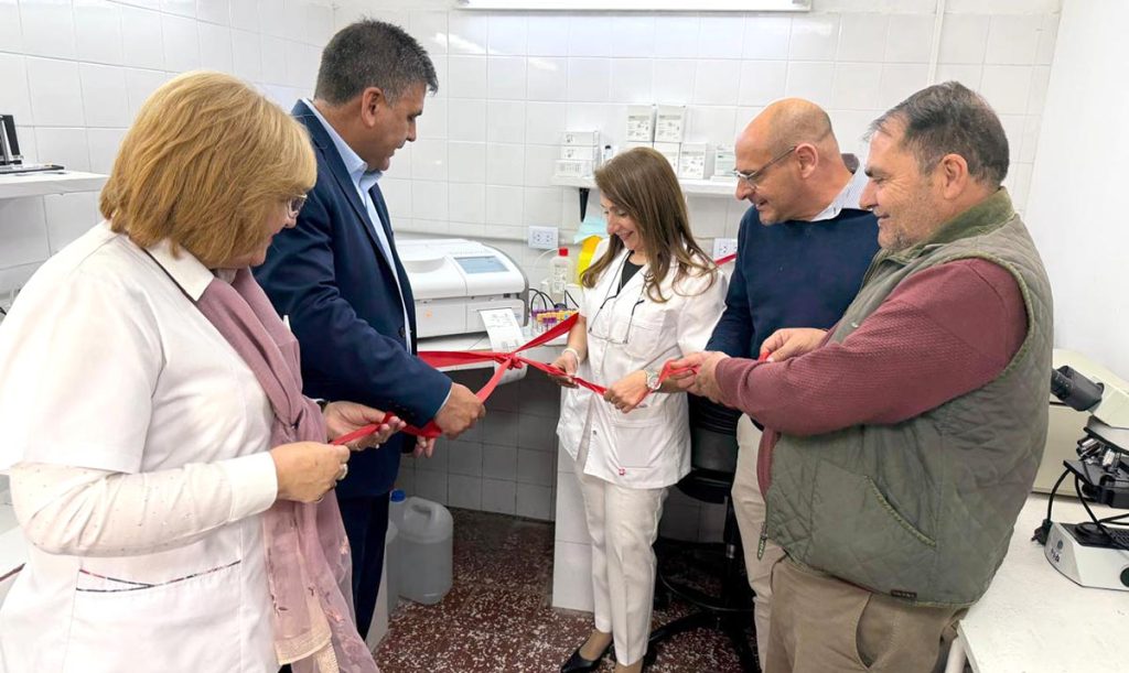 El Hospital de Santa Lucía incorporó un nuevo autoanalizador para fortalecer las prestaciones de laboratorio