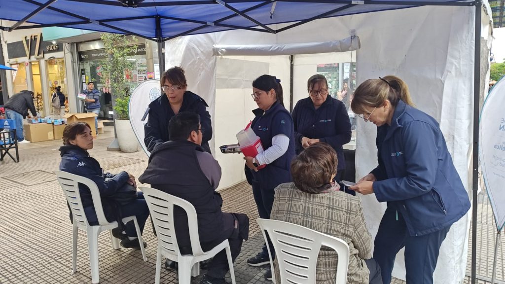 Salud continúa acercando la vacunación a las familias tucumanas en la peatonal Muñecas